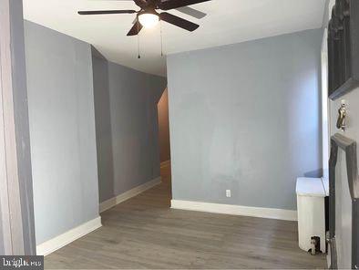 unfurnished room featuring dark hardwood / wood-style flooring and ceiling fan