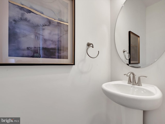 bathroom featuring sink