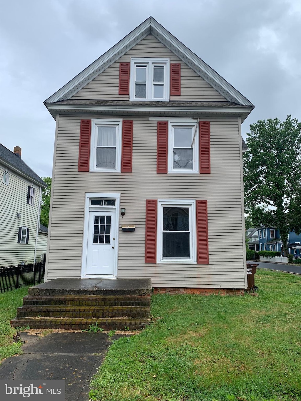 view of front facade featuring a front lawn