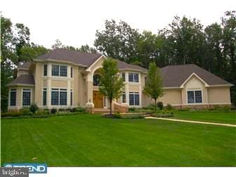 view of front of house with a front lawn