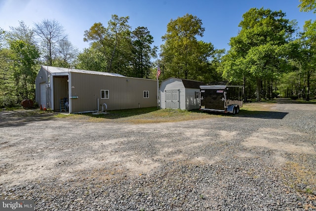 view of yard with a storage unit