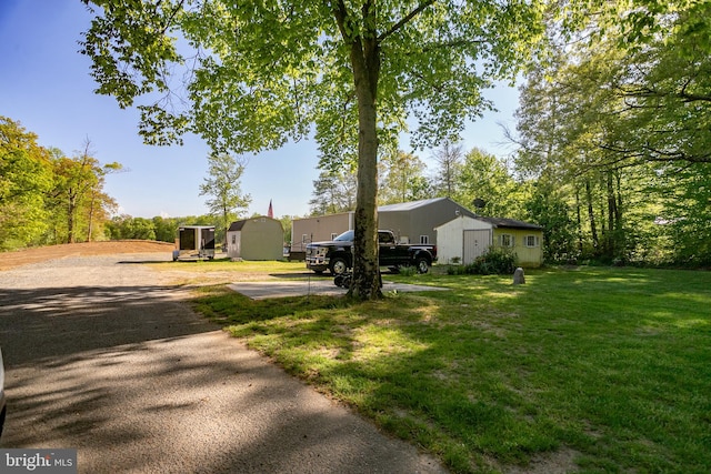 view of yard featuring an outdoor structure