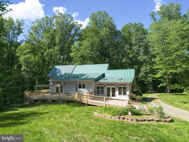 view of front facade featuring a front lawn and a deck