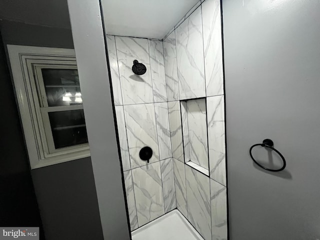 bathroom featuring tiled shower