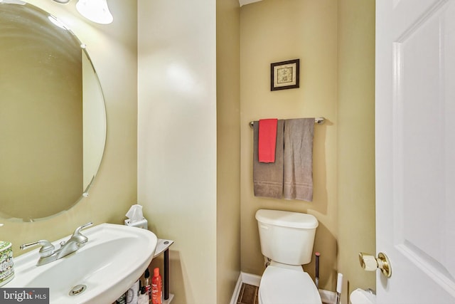 bathroom featuring toilet and sink