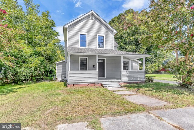 view of front facade featuring a front yard and covered porch