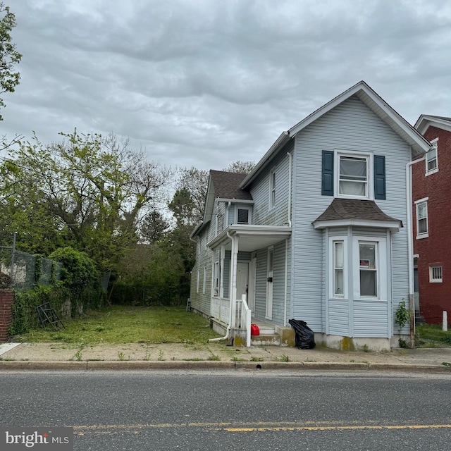 view of front of property with a front yard