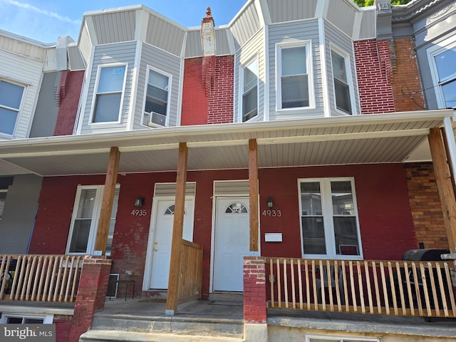 townhome / multi-family property with a porch