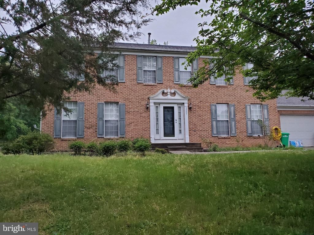 view of front of house featuring a garage and a front yard