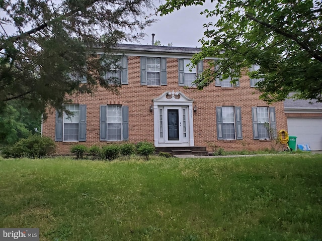 view of front of house featuring a garage and a front yard