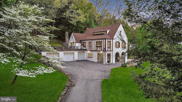 view of front of property featuring a garage and a front lawn