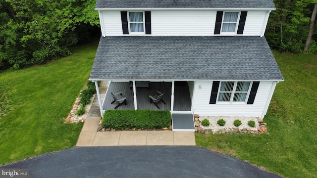 view of front of house featuring a front lawn