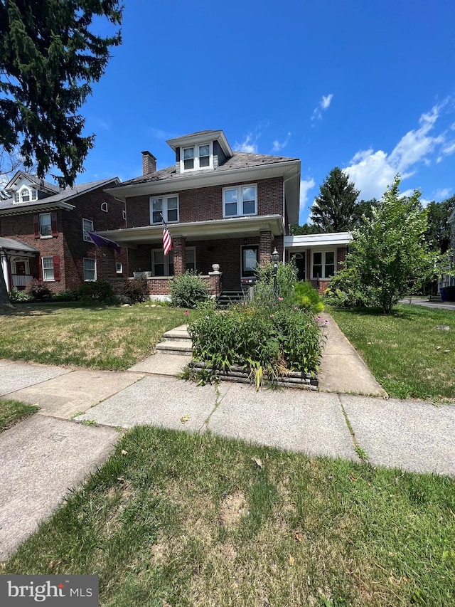 view of front facade featuring a front lawn