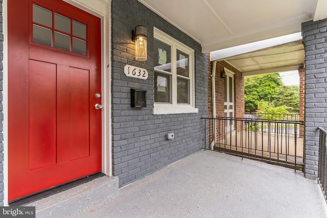 property entrance featuring a porch