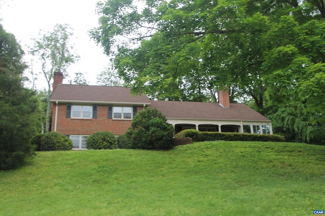 view of front of house with a front lawn