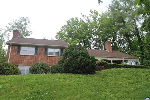 view of front facade featuring a front lawn