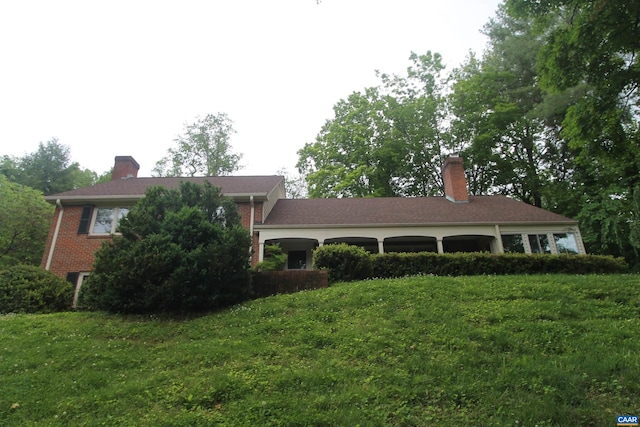 view of front of house with a front yard