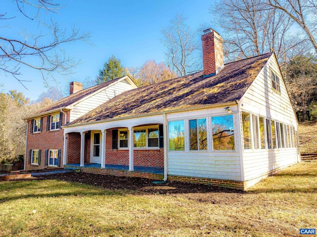 view of front of property featuring a front lawn