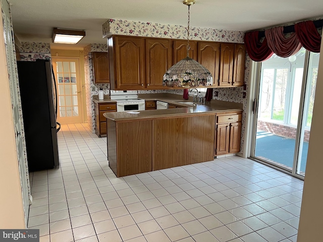 kitchen with kitchen peninsula, backsplash, sink, white appliances, and light tile floors