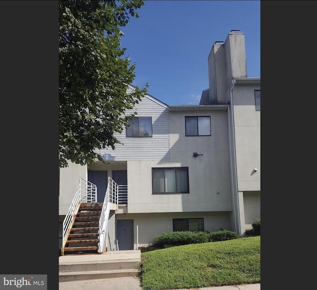 view of front of house featuring a front yard