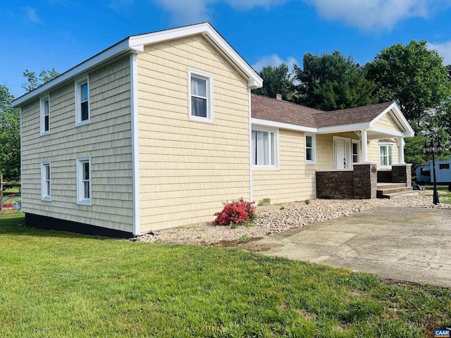 view of side of property featuring a yard