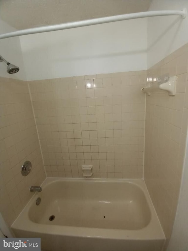 bathroom featuring tiled shower / bath