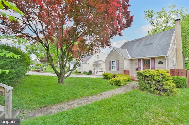 view of front of house featuring a front lawn