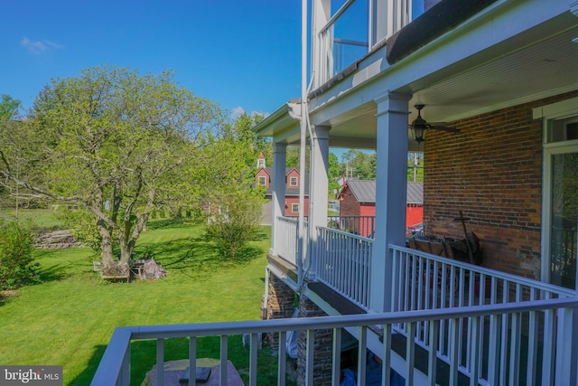 view of yard with ceiling fan