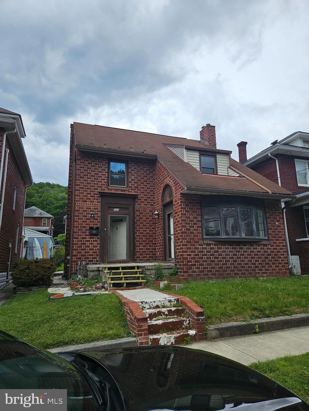 view of front of home featuring a front lawn