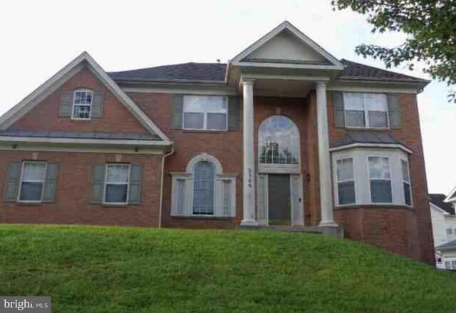 view of front of property featuring a front lawn