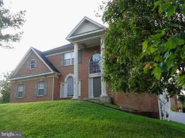 view of front facade with a front yard