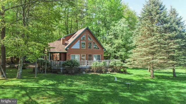 view of front facade featuring a deck and a front yard