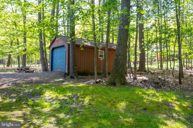 view of yard with an outdoor structure and a garage