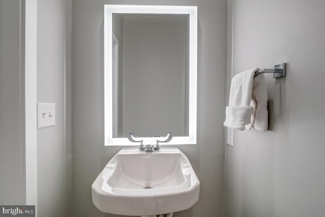 bathroom featuring sink