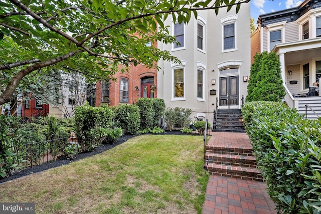 view of front of property with a front yard