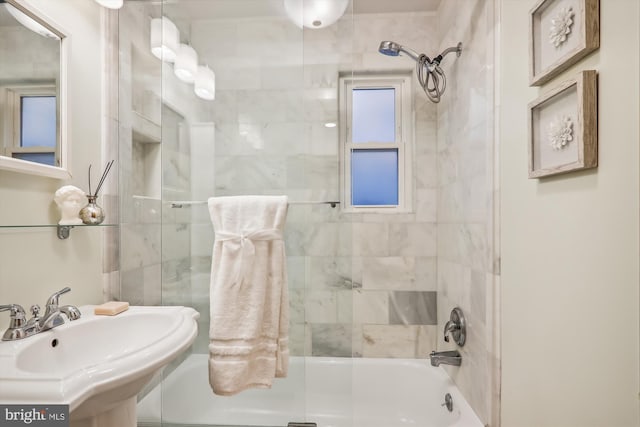 bathroom with tiled shower / bath and sink