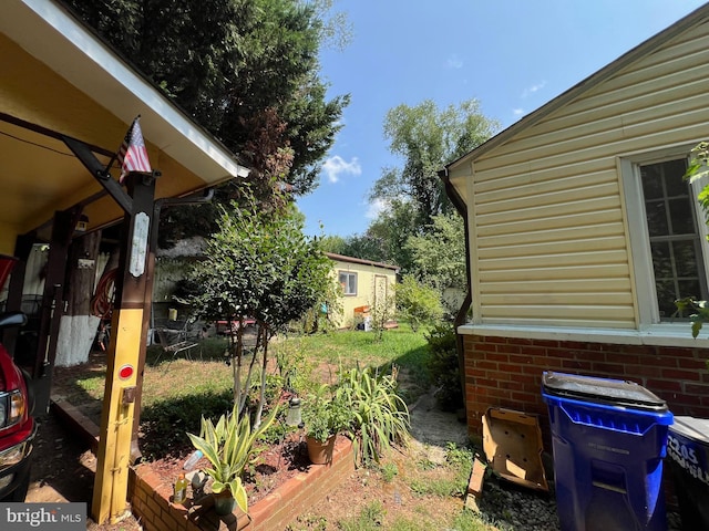 view of yard featuring an outdoor structure