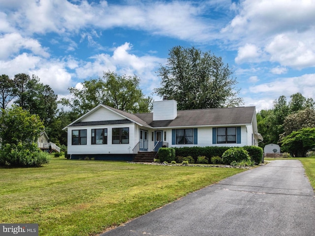 ranch-style home featuring a front lawn