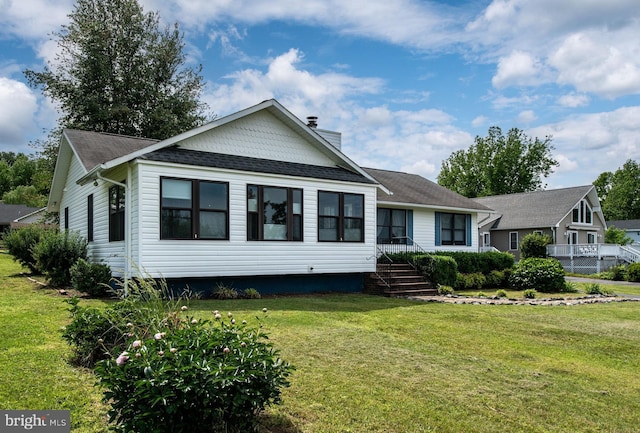 view of front of home featuring a front yard