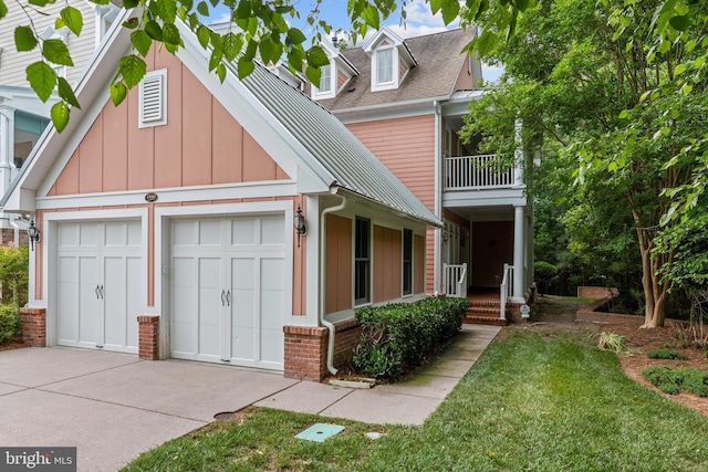 view of front facade featuring a balcony and a garage