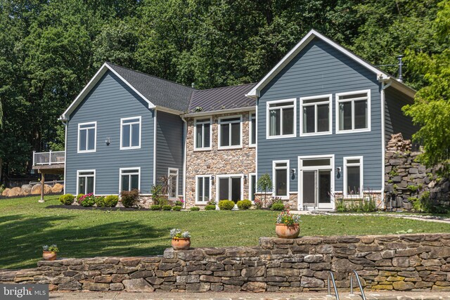 view of front of house featuring a front lawn