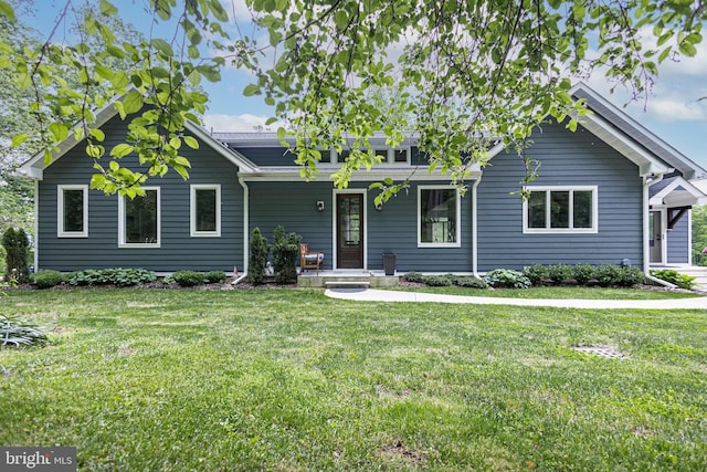 view of front of home featuring a front lawn