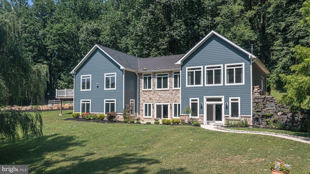 view of front of home featuring a front lawn