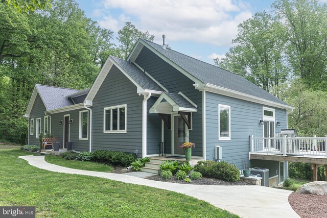 view of front of house featuring a front lawn