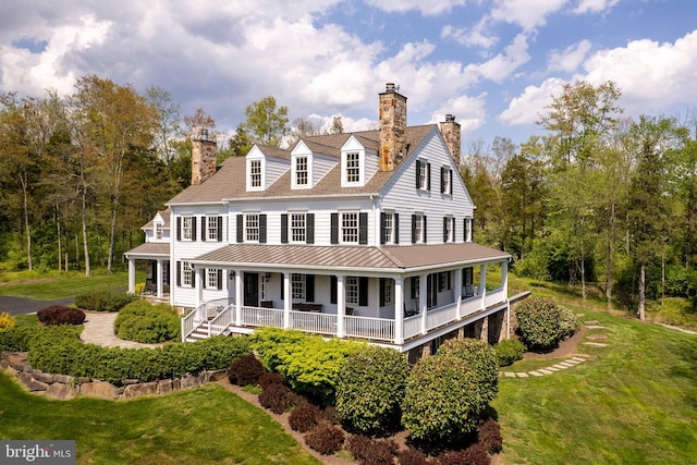 view of front facade with a front lawn and covered porch