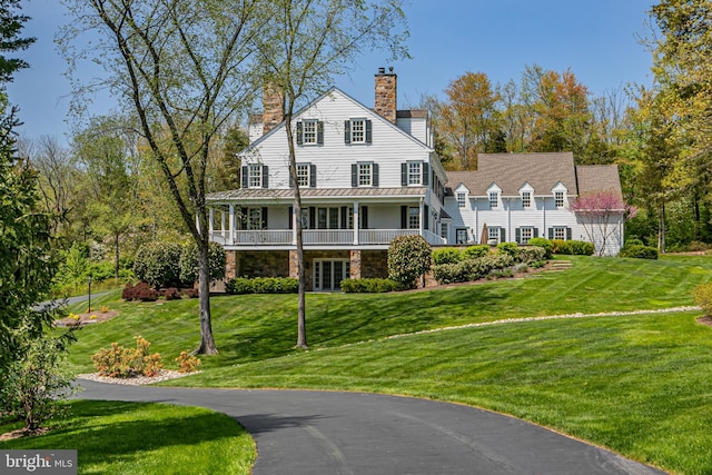 view of front of house featuring a front yard