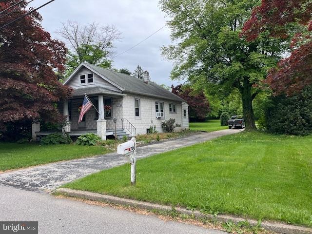 view of front of house featuring a front yard