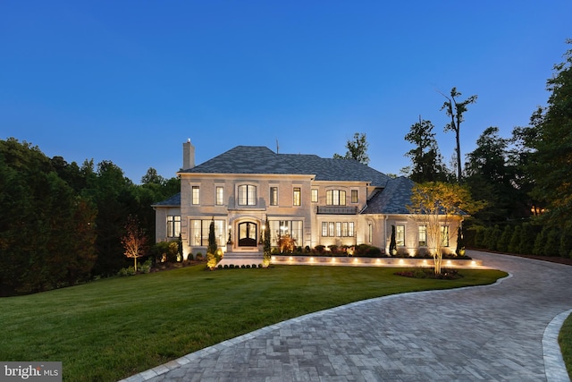 view of front facade featuring a front yard