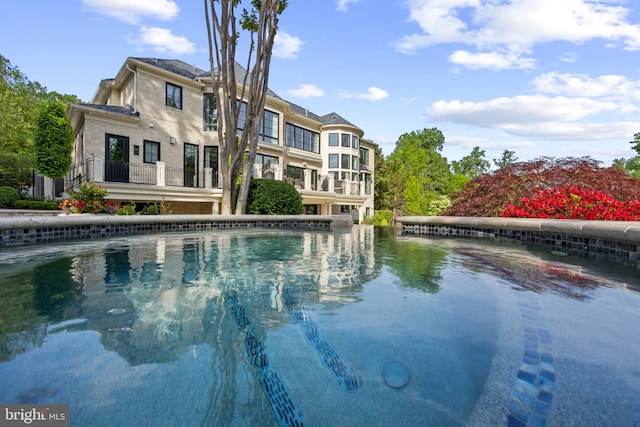 view of swimming pool