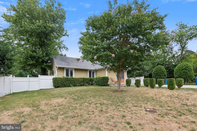 view of front facade featuring a front lawn